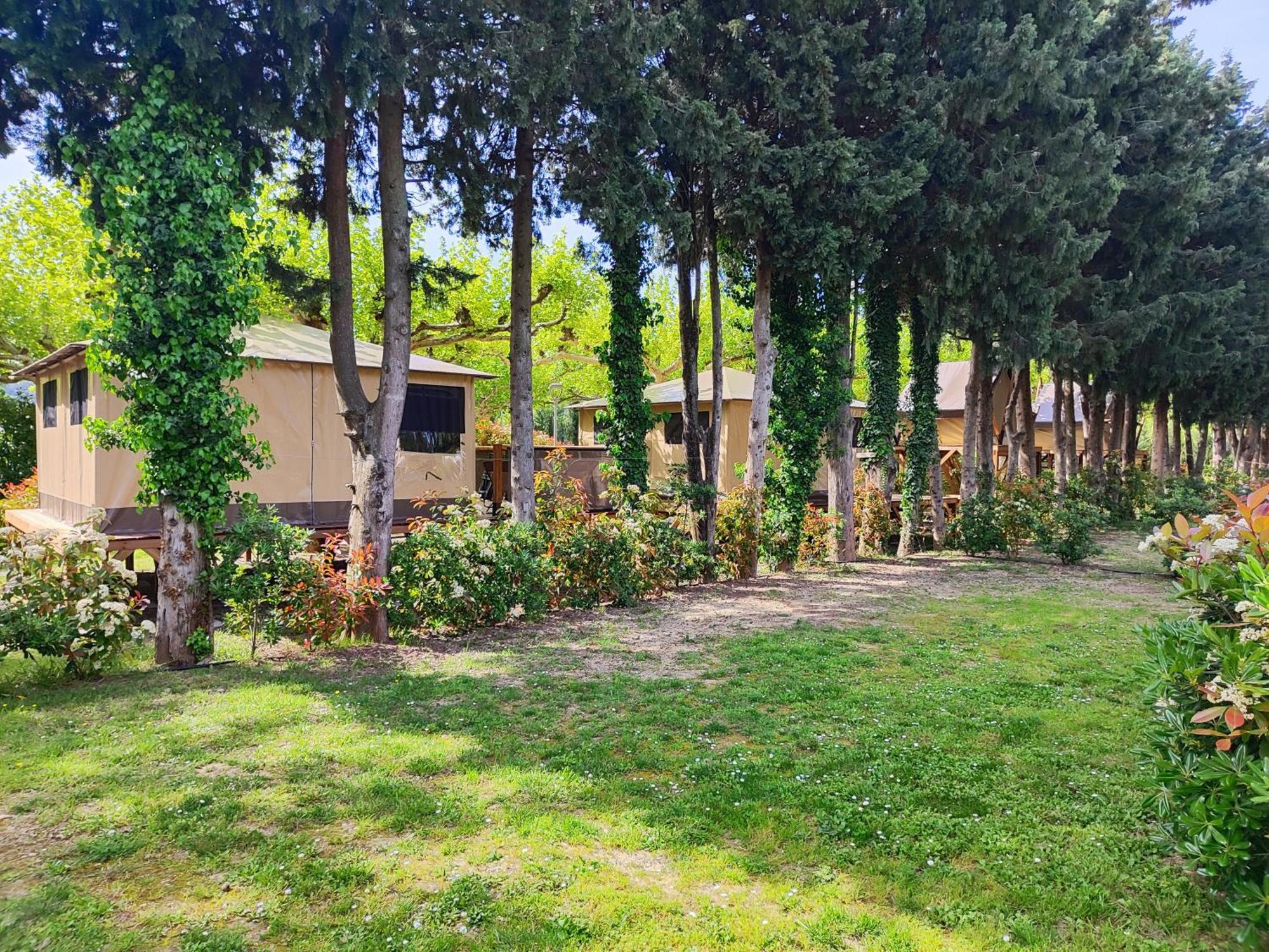 Camping Porte Des Alpilles By M.A Destination Glamping Saint-Étienne-du-Grès Exterior foto