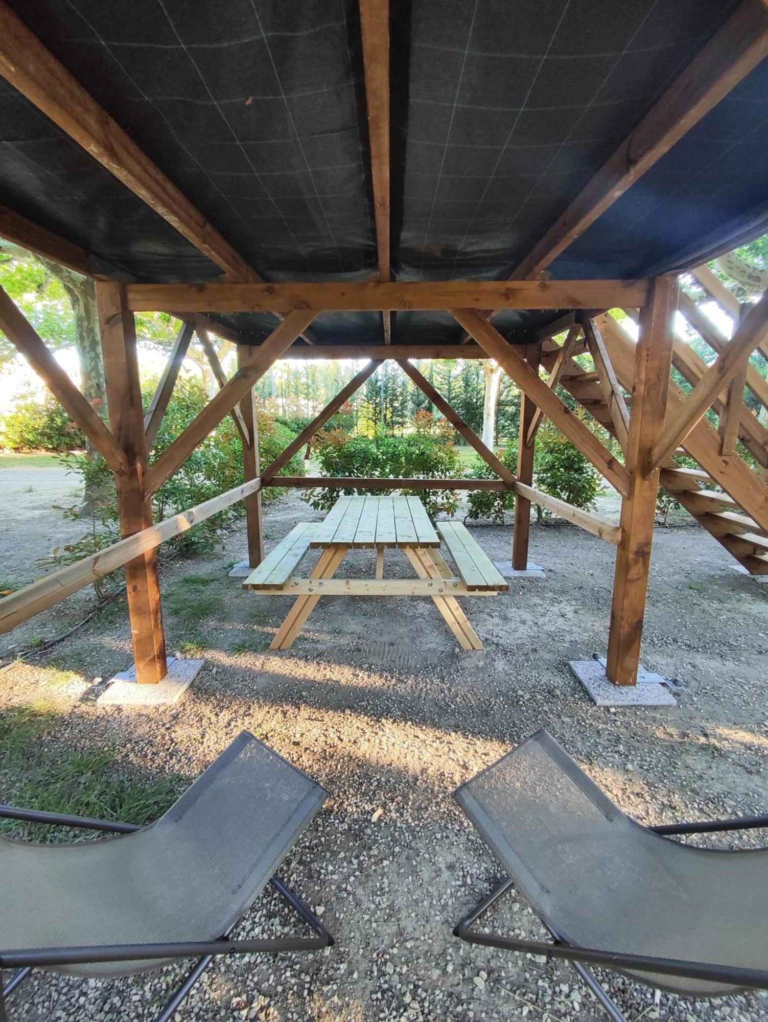 Camping Porte Des Alpilles By M.A Destination Glamping Saint-Étienne-du-Grès Exterior foto